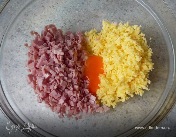 Тем временем мелко нарезать ветчину и натереть сыр. Ветчину, сыр и яйцо перемешать, посолить, поперчить.