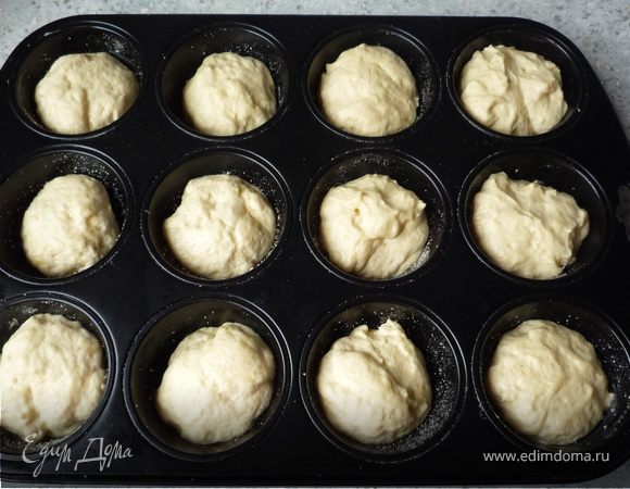 Форму для маффинов смазать маслом и посыпать сухарями. Тесто небольшими порциями выкладываем в форму (чтоб занимало половину формочки), даем постоять минут 10. 