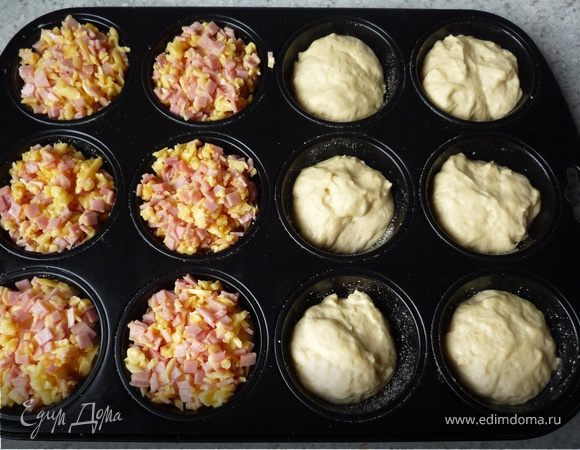 Затем сверху выкладываем ветчинно-сырную массу. 