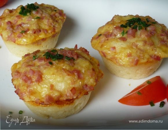 Подавать маффины теплыми или холодными, с дольками помидора, посыпав шнитт-луком. Приятного аппетита!