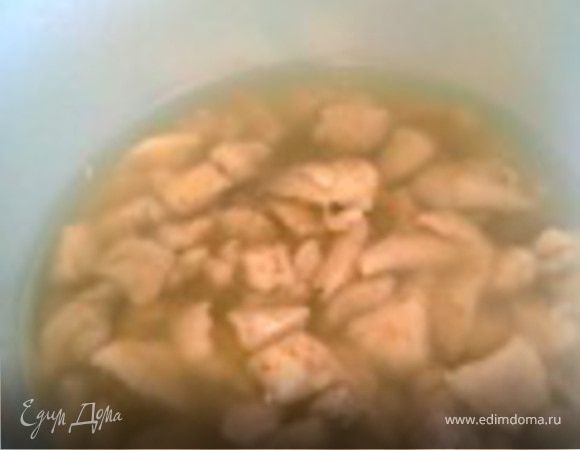 Рыбу почистить, порезать маленькими кусочками, залить рыбу смесью воды с уксусом, дать настояться 2-3 часа.