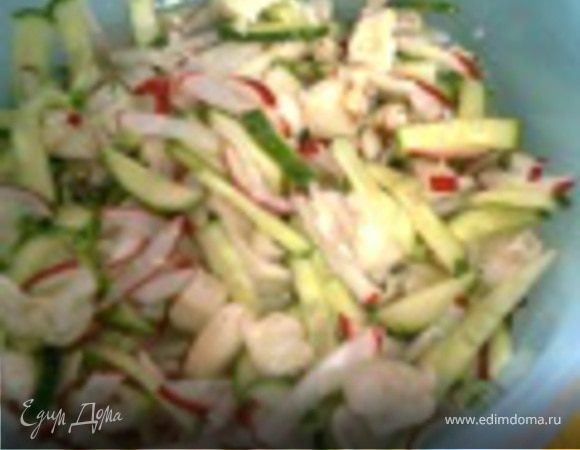 Редис и огурцы порезать соломкой, выложить к рыбе в растворе, дать постоять еще 30 минут.