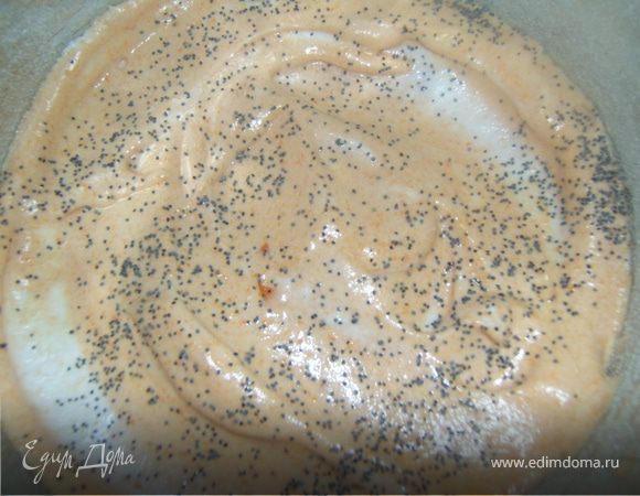 в смазанную маргарином и посыпанную манкой форму вылить тыквенно-белковую массу. я сделал так, выложила половину порции, пересыпала маком, и после выложила оставшуюся массу.