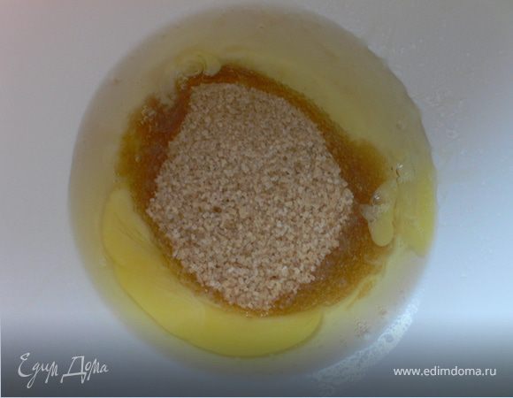 Растереть сахар с яйцом