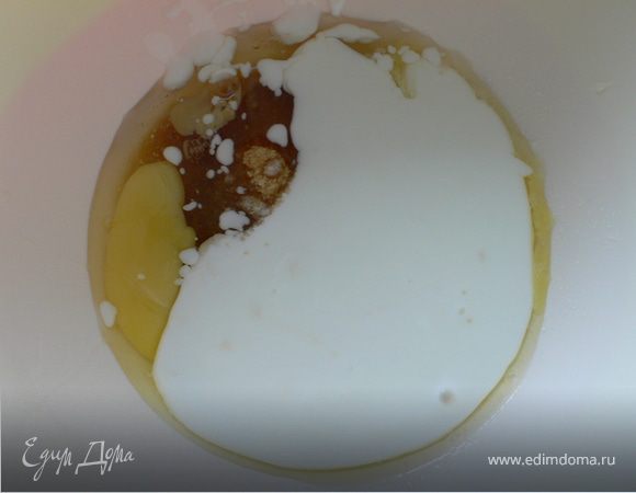 Добавить йогурт,подсолнечн.масло и перемешать