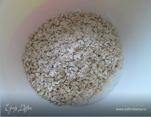 Смешать в отдельной ёмкости сухие ингридиенты муку, овсяные хлопья,разрыхлитель,соль