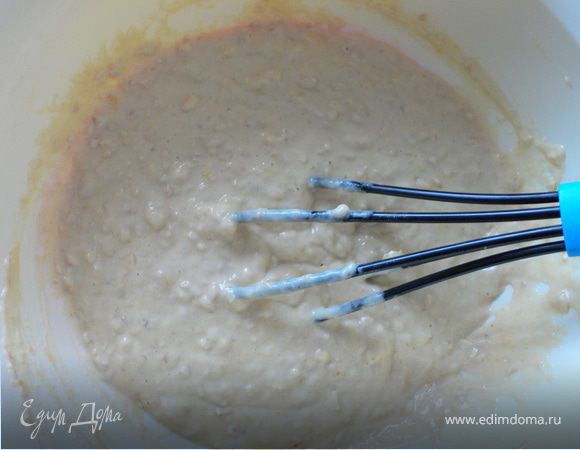 Добавить сухую смесь в жидкое тесто и перемешать