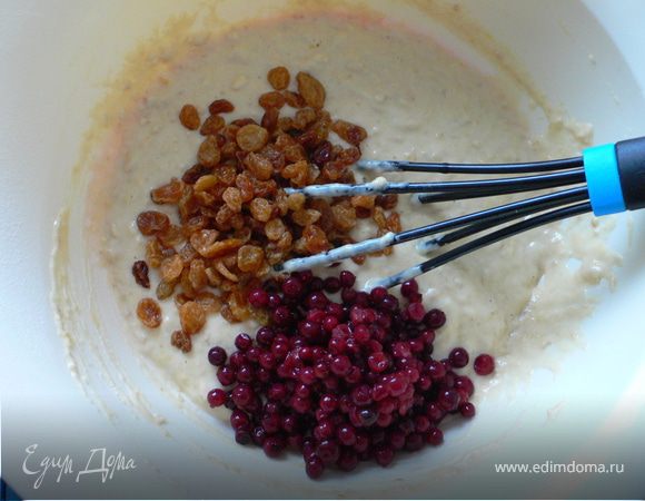 добавить горсть ягод,а так же изюм 