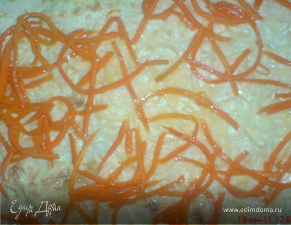 выложить тонким слоем корейскую морковь