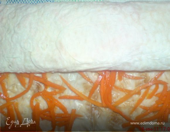 свернуть лаваш в трубочку,слегка прижать