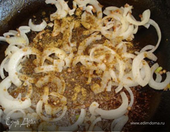 Обжарить лук до прозрачности на растительном масле. Добавить кориандр, тмин и продолжить обжарить смесь еще минут 5. 