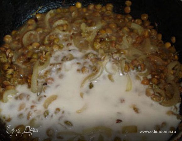 Добавить сметану и тушить под крышкой минут 30-45 в зависимости от количества чечевицы и густоты сметаны.