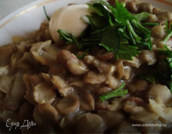 Через 30-45 минут к чечевице добавить чеснок. Через минуту чечевицу снять с огня. Оставить еще на 1 минуту и можно подавать. Аромат распространяется по всей кухне и квартире. 