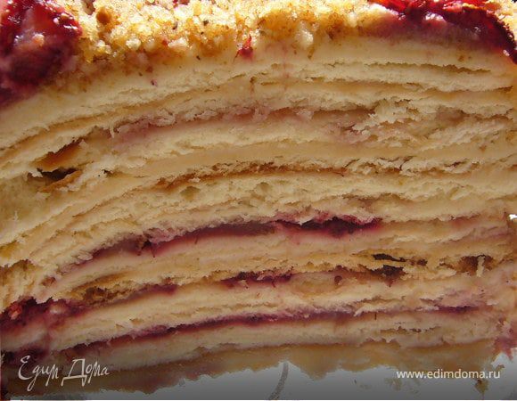 На нижнию часть коржей выложи клубнику присыпав сахарной пудрой, а верхние коржи промазать кремом и поставить в холодитьник на ночь.
Сверху обмазать кремом, украсить крошкой (от коржа) и клубникой.