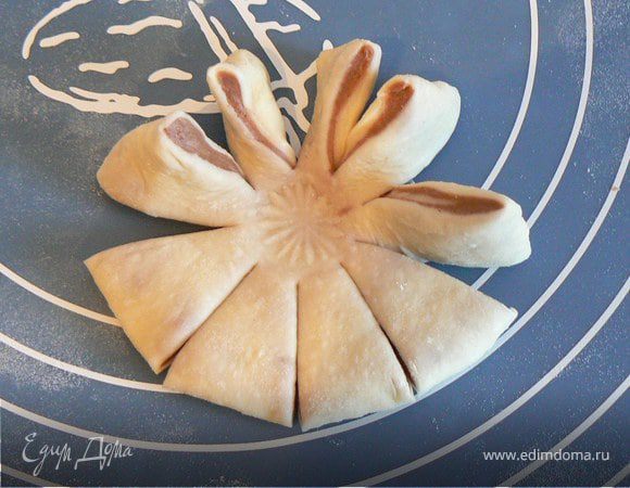 вдавливаем серединку,и вырезаем лепестки,а затем их выворачиваем