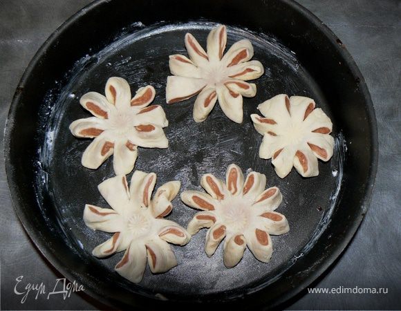 снова ставим наши плюшки в тепло,а затем смазываем яйцом и в разогретую печь.