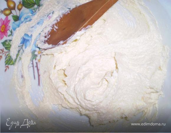 Сначала готовим тесто. Размягченное сливочное масло растираем с сахаром...