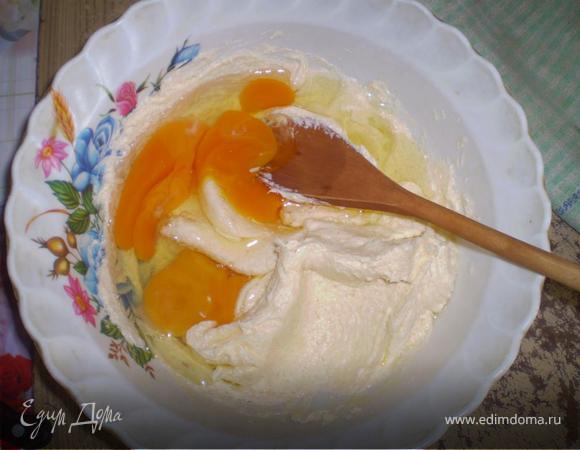 ... и добавляем яйца. Все растираем деревянной лопаткой.