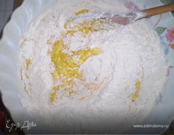 Добавляем в тесто соду (лучше взять чуть меньше, чем пол ложки) и просеянную муку. Тесто должно получится мягким и некрутым.