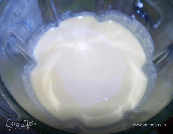 А пока готовим начинку. Я не стала заморачиваться и просто закинула в блендер все продукты. Блендер сделал свою работу просто гениально)))... Кроме всего, я добавила 2 ст л сметаны... захотелось))) а да!!! и творог я брала домашний, жирненький)))