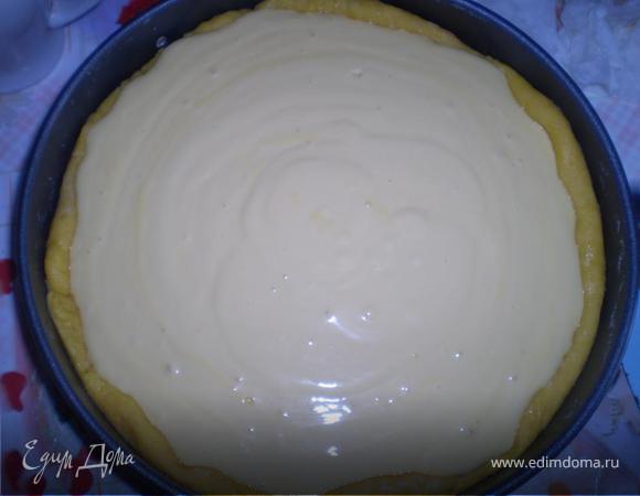 Теперь заливаем всю эту красоту начинкой и отправляем жить в духовку на 40-45 мин при 180 градусах.