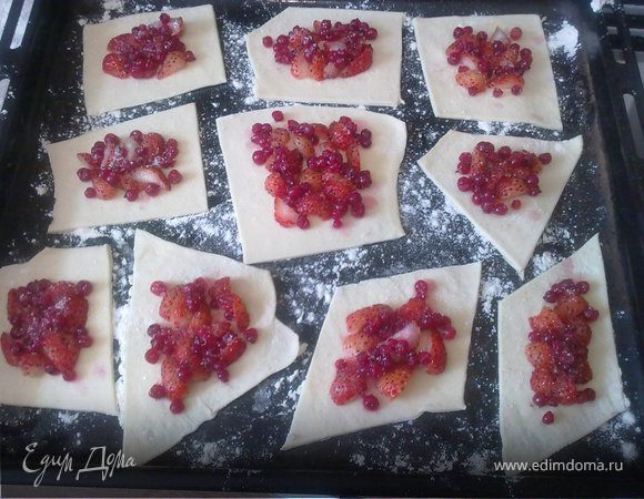 Разморозить тесто, раскатать не очень тонко. Нарезать произвольными фигурками, я выбрала квадратики, ромбы и треугольники