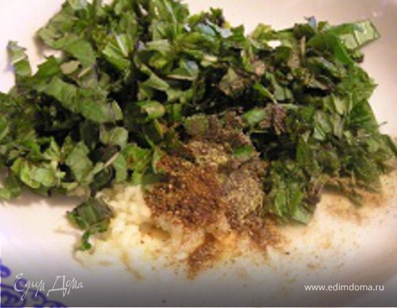 Куриные грудки промойте, положите в миску, натрите солью и лимонным соком. В отдельной посуде перемешайте все остальные ингредиенты