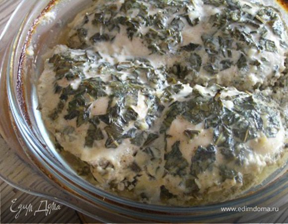 Разогрейте духовку до 200*С. Выложите грудки на выстланный фольгой противень (у меня стеклянная форма для запекания) и запекайте в течение 35 минут до готовности.