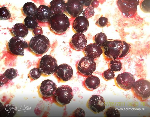 для начала замесить обычное песочное тесто,взбить желтки с сахаром соеденить с мягким маргарином содой и мукой разделить на 2 части и отправим в холодильник на пол часика,тем временев взобьем 4 белка и 1/2 ст сахара до мягких пиков,запарим изюм кипятком и измельчим орешки