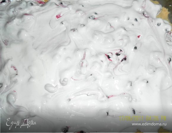 а теперь в форму кладем одну часть теста распределяем руками делая небольшие бортики, укладываем 1/2 всей нашей ягодки,я ягод добавляля не очень много,так как их будет два слоя и она достаточно кислая!