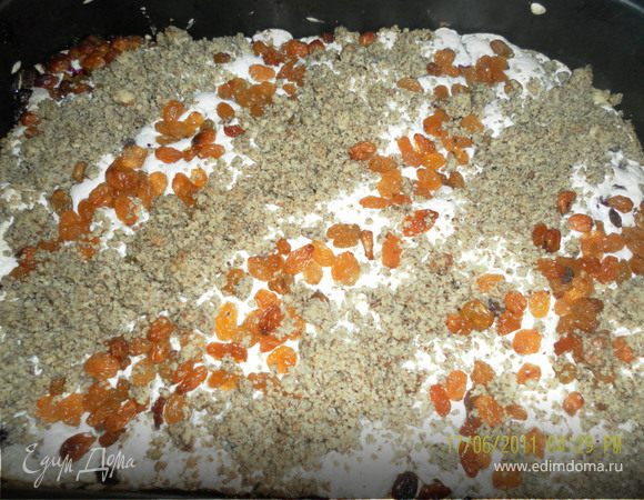 теперь ягодки покрываем взбитыми белками