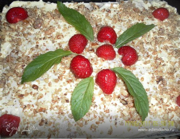 и выкладываем полосочками орехи и изюм выпекаем при 150 градусах 30-40 минут,вторую пышку печем точно так же!