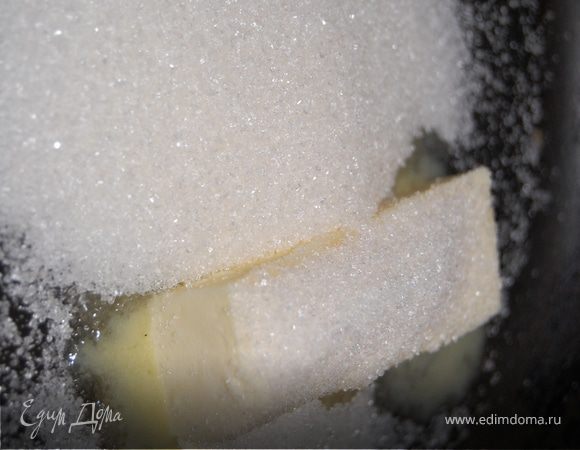 На сковородке растопила масло, всыпала сахар, жду, пока покоричневеет.