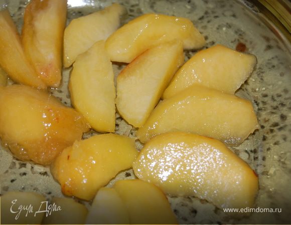 Тем временем почистила персики и уложила их, как могла, симпатично в форму. Форму брала небольшую специально и 2 персика мне вполне хватило. Небольшую потому, что если честно боялась - а вдруг он не отлипнет и придется отковыривать, короче боялась, что продукты зря испорчу. Боялась зря!