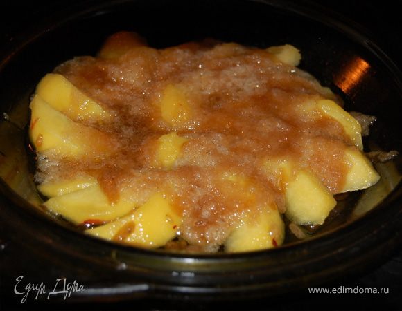 Заливаем персики сиропом и минут на 10-15 в духовку при 200С.