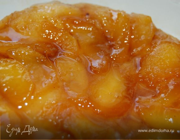 Достаем из духовки, даем чуть остыть и переворачиваем. Просто накрыла сверху тарелкой ииии- вуа-ля! Все чудесненько отлипло, ничего не расплескалось, не прилипло, просто идеально! Подавать можно со сливками, с ванильным мороженым, а можно просто так - вкуснятина редкая!!! Можно мне кажется использовать любые фрукты-ягоды! Так что вперед, к экспериментам! И приятного всем аппетита!