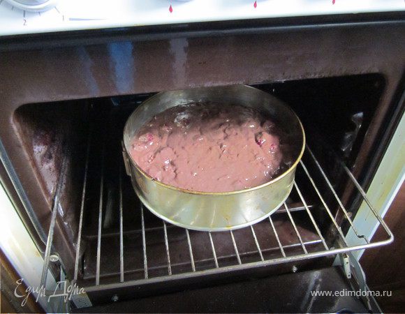 Вишню заранее поставить размораживаться в миске, когда он оттает, на дне миски соберется сок, его нужно аккуратно и тщательно перелить в стакан.
Затем, к вишневому соку нужно долить теплой воды так, чтобы получился стакан жидкости - вишневой воды.
Духовку включить на 180 градусов.
Форму для кекса или маленькие формочки смазать растительным маслом.
Муку смешать с какао и разрыхлителем, просеять отдельно в миску.
В глубокой миске смешать растительное масло, мед, сахар, ванильный сахар и соль, влить вишневую воду, размешать до растворения сахара.
Добавить вишню и муку, размешать до однородного состояния.
Затем тесто перелить в форму.