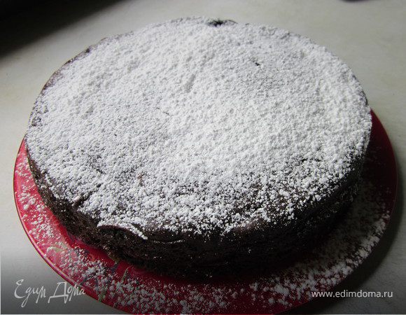 Выпекать примерно 50 минут при температуре 180-200*, готовность проверить деревянной зубочисткой.
Готовый кекс остудить немного в форме, а затем полностью на решетке.
Затем кекс посыпать сахарной пудрой.