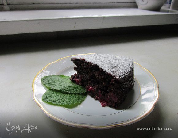 К пирогу подайте мятный чай. 
В заварочный чайник положить 1 ч.л. черного чая и порезанные свежие листья мяты.
Приятного аппетита!