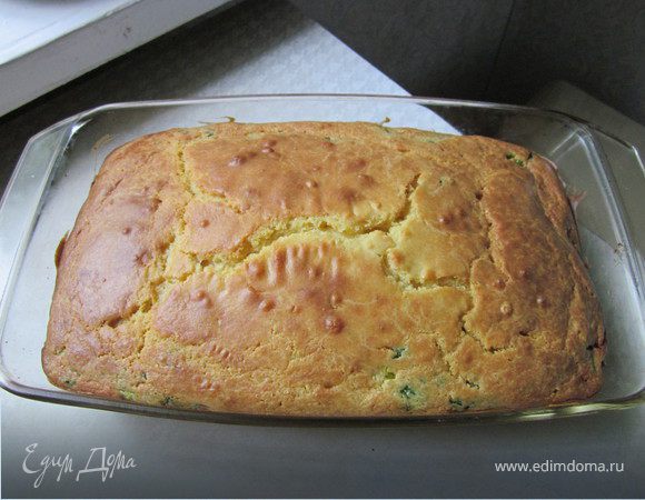 Выпекать при 200°C 35 минут. Остудить до теплого состояния, накрыв пирог полотенцем. Приятного аппетита! Очень удачный рецепт для начала сезона лука, попробуйте приготовить дома. 