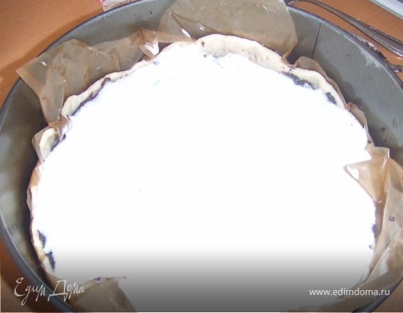 Сметану хорошо перемешать венчиком с сахаром,ванильной эссенцией (или ванильным сахаром,соответственно уменьшив количество обычного сахара) и мукой.Поставить в холодильник.
На тесто кладем бумагу для выпечки или  фольгу,сверху горох или фасоль и в духовку,180" ~20 мин.
На выпеченное тесто выложить маковую начинку, сверху залить сметанным кремом и выпекать еще пол часа .