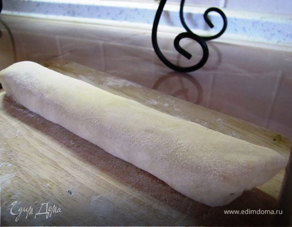 Выкладываем на досточку с мукой, формируем колбаску.