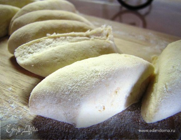 Разрезаем брусочками, напоминающие вареники.