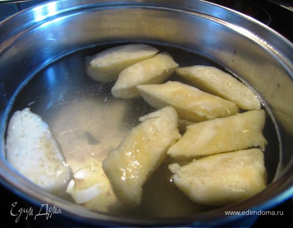 Опускаем в кипящую, подсоленую воду, готовим на среднем огне.