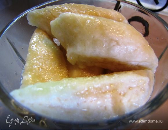 Готовые вареники осторожно извлекаем, подаем посыпав сахаром и переложив сливочным маслом.