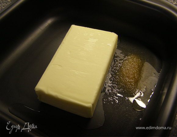 Тесто: в форму для запекания выложить сливочное масло, соль, сахар и оливковое масло. Поставить в предварительно разогретую до 200 градусов духовку на 10 минут.