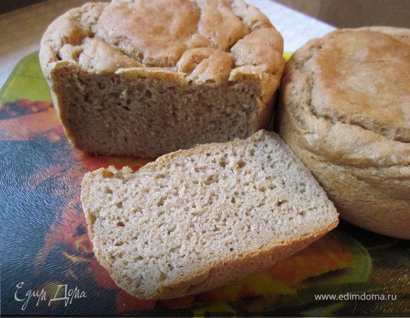 1. В миске смешать дрожжи,теплую воду и сахар,накрыть,оставить минут на 10-15 чтобы появились пузырьки.
2. Затем в глубокой миске смешать оба вида просеянной муки,соль,влить масло,затем мешая миксером при помощи насадок-крюков тонкой струйкой влить воду с дрожжами,тесто будет жидкое,руками не месить,вымешивать крюками пока полностью не замесится однородное тесто.
3. Затем если миска достаточно глубокая то можно оставить в ней подходить если нет то переложить в глубокую кастрюлю смазанную растительным маслом,хорошо накрыть,поставить в тепло на 1 час.
4. Затем стол посыпать мукой,тесто переложить на стол,оно будет сильно липнуть,ничего страшного,обмять его в муке,переложить в смазанную форму,прикрыть пленкой,дать еще раз подойти минут 20,почти до верха формы.
5. Духовку нагреть на 220 градусов,форму с хлебом стараясь не трясти аккуратно поставить в духовку,выпекать минут 40-45 до готовности.
И все,замечательный вкусный хлебушек готов!
