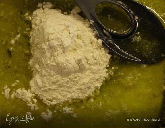 Когда масло растопится, достаем форму из духовки и постепенно вводим муку. Тесто должно стать податливым. Распределить его по форме. И отправить на 15 минут в духовку, чтобы корж пропёкся.
