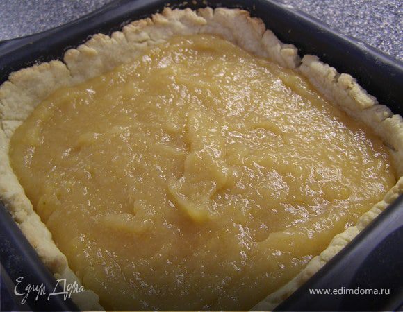 В пропечённую корзиночку выложить лимонный джем (http://www.edimdoma.ru/recipes/24589).