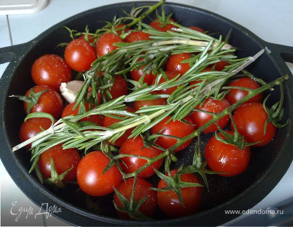 Берем хорошие черри. Сбрызгиваем их оливковым маслом.Солим, перчим, кладем чуть придавленный чеснок, прямо в кожице. Если помидоры недостаточно сладкие, положите чуть сахара.
Кладем веточки розмарина и все - отправляем в разогретую до 120 градусов духовку часа на два-три. Посматривайте. 
